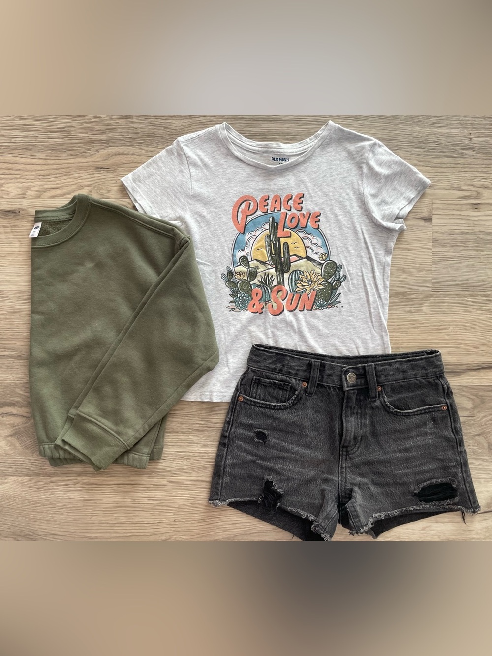🌵☀️🌸 Old Navy Bundle | Girls Size M (8) | Includes Shorts Graphic Tee & Crewneck